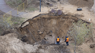 Las lluvias de un hurac&aacute;n pueden abrir socavones: qu&eacute; ocurre bajo el suelo antes del colapso