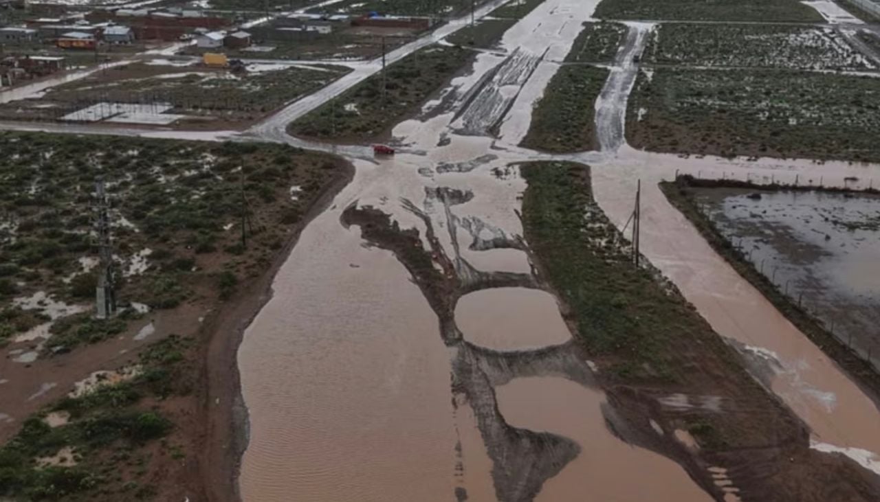 Las lluvias recurrentes y tormentas intensas generaron aumento en el caudal de ríos, arroyos y niveles de ríos. También en la ocurrencia de inundaciones repentinas con impactos en las redes viales. Imagen: Municipalidad de Añelo.