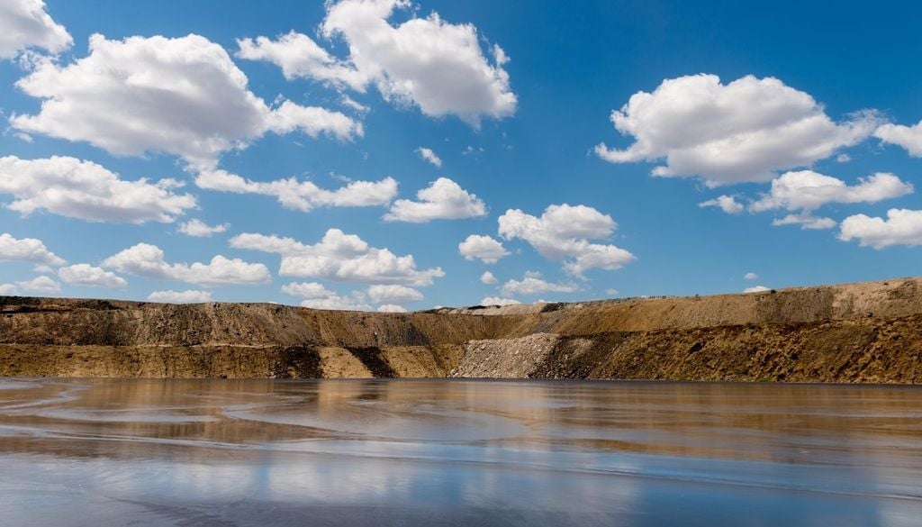 Un curso de agua que pasa junto a un relave puede transportar sedimentos o contaminantes tras lluvias intensas, incluso cuando el temporal ya terminó.