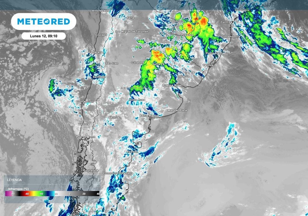 Satelite pais En la imagen satelital de inicio del lunes 12 se observa el desarrollo de un sistema de baja presión frente a la costa central chilena.