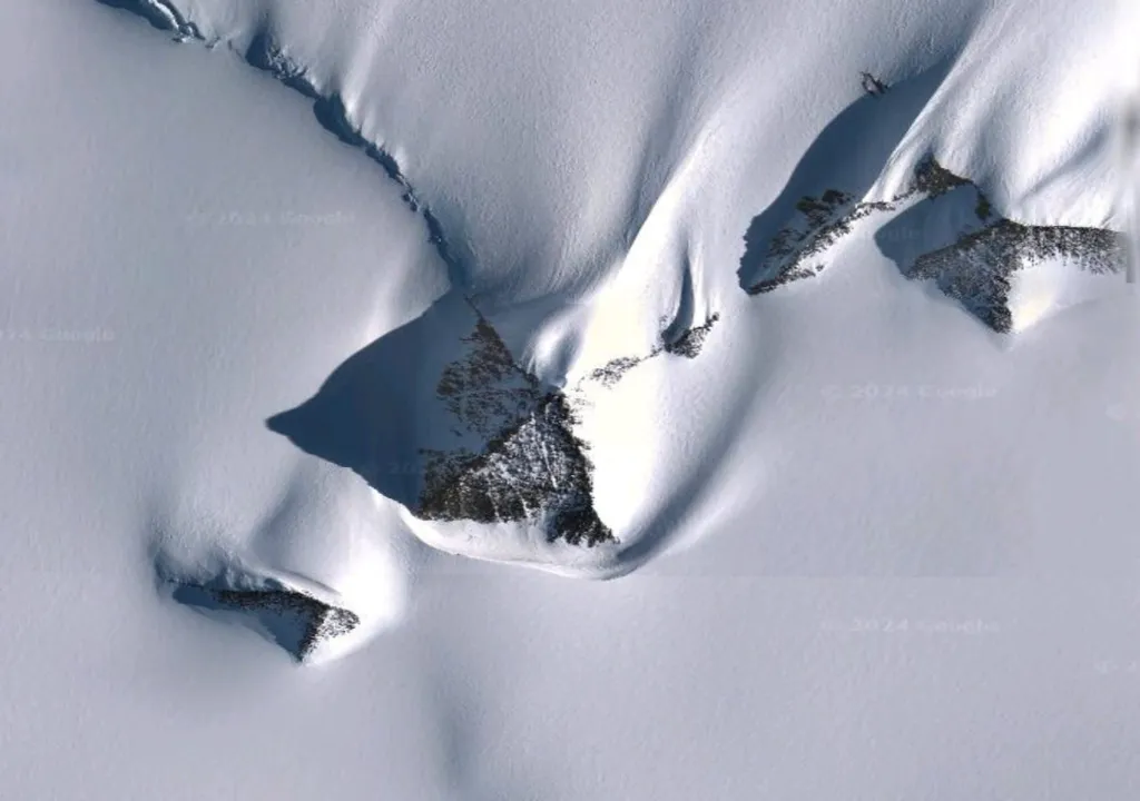 Vue de l'une des pyramides de l'Antarctique sur Google Maps.