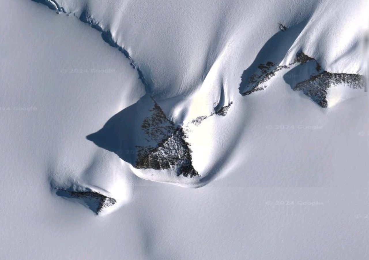 Les mystérieuses pyramides de lAntarctique laissent les scientifiques dans  le doute : que savons-nous des Nunataks ?