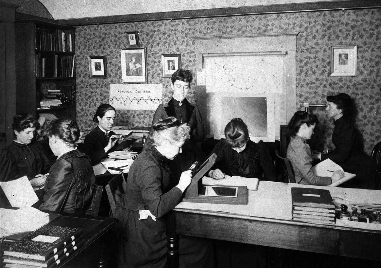 Las Computadoras de Harvard en el trabajo, incluyendo a Henrietta Swan Leavitt (sentada, tercera desde la izquierda), Annie Jump Cannon, Williamina Fleming (de pie en el centro) y Antonia Maury.
