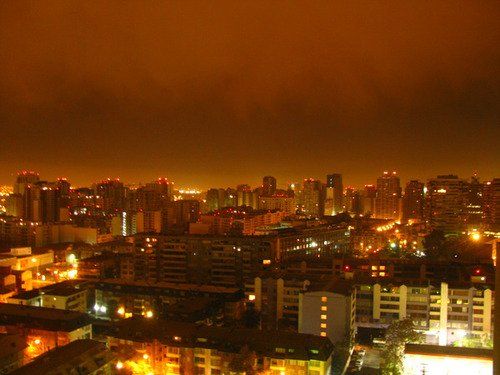 Imagen nocturna de Santiago de Compostela, donde se aprecia el efecto apantallador de una capa de nubes sobre las luces de la ciudad.