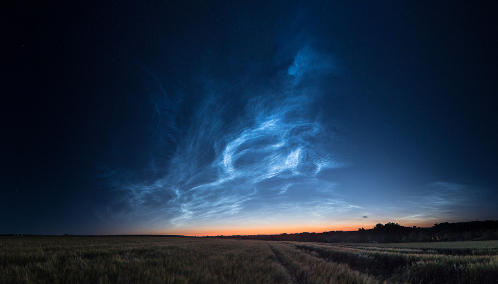 Estas nubes se observan cuando el Sol se encuentra entre 6 y 16 ° por debajo del horizonte, durante el crepúsculo.