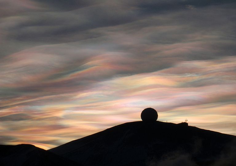 Nubes estratosféricas polares, en las latitudes altas del hemisferio sur. Nubes estratosféricas polares, en las latitudes altas del hemisferio sur.