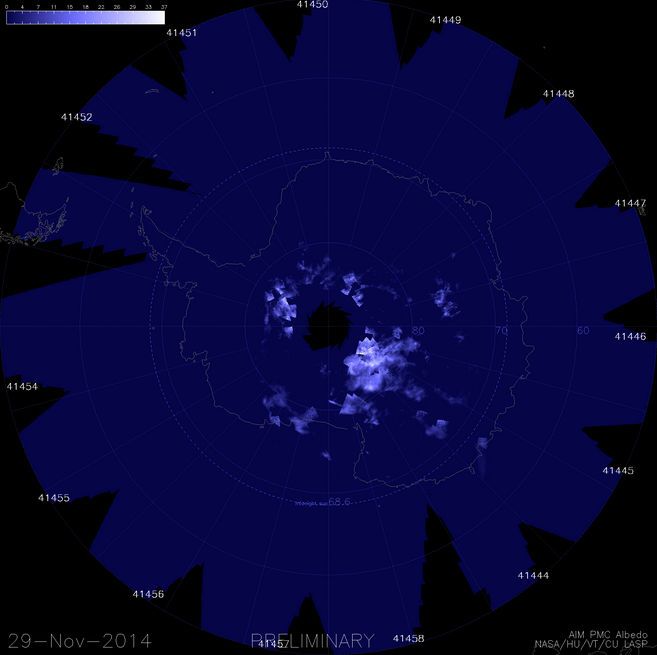 Las Nubes Noctilucentes Se Extiende Sobre Antártida