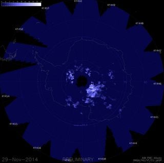 Las nubes noctilucentes se extiende sobre Antártida