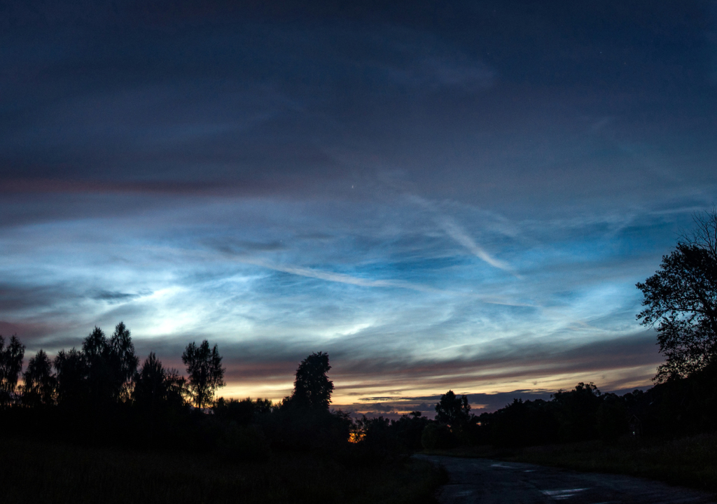 Nubes noctilucentes iluminando el cielo crepuscular: un fenómeno tan bello como frágil que revela los cambios silenciosos que ocurren en las capas más altas de la atmósfera.