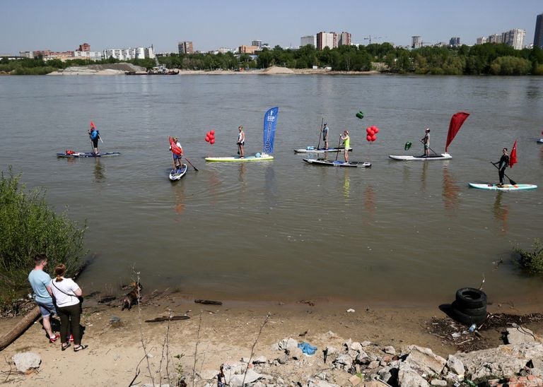Surfistas en el río Obi Surfistas en el río Obi