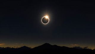 Las perlas de Baily y el anillo de diamantes: la f&iacute;sica detr&aacute;s de los destellos finales del eclipse solar