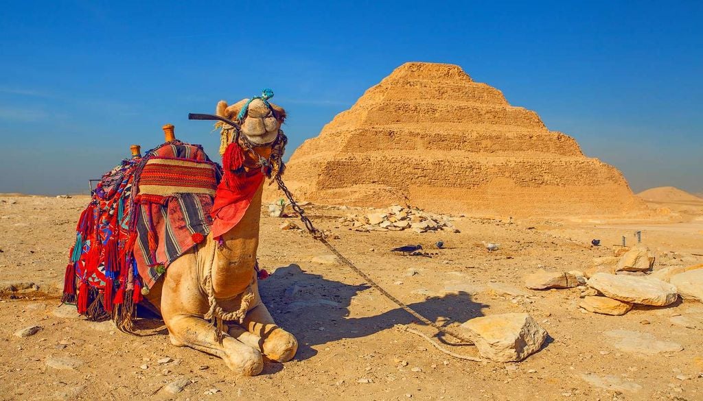 Pirámide de Djoser, en Saqqara, Egipto O mecanismo proposto para as pirâmides do Egito, como a de Djoser, estaria ligado a uma vala de 3 quilómetros e a vários espaços subterrâneos.