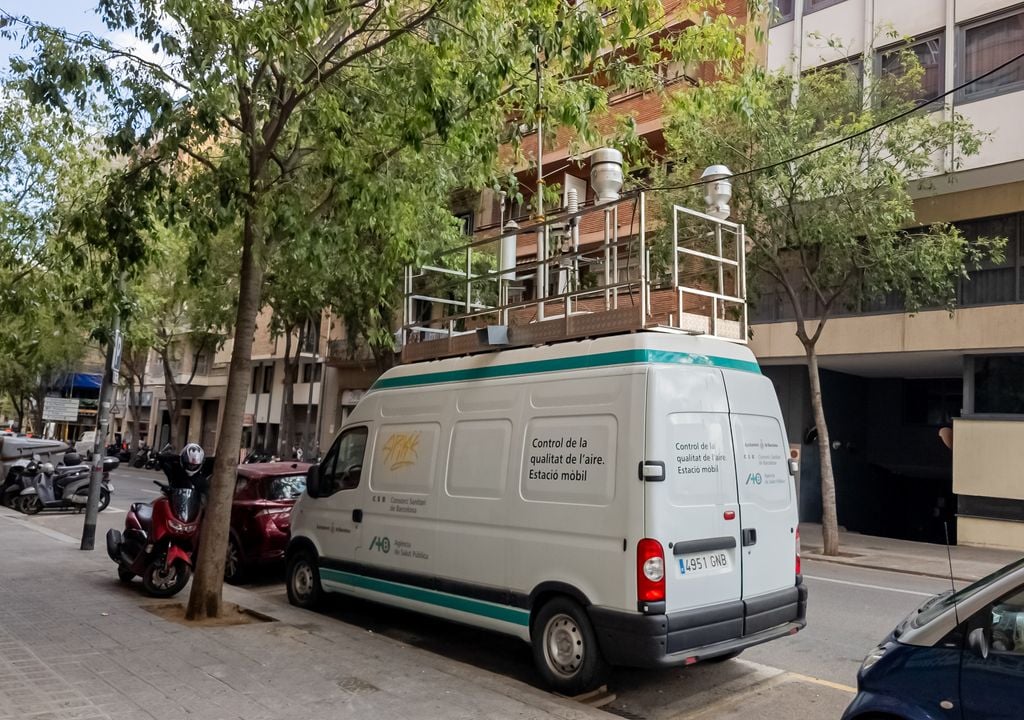 Estación móvil de monitoreo de la calidad del aire en una calle de Barcelona.