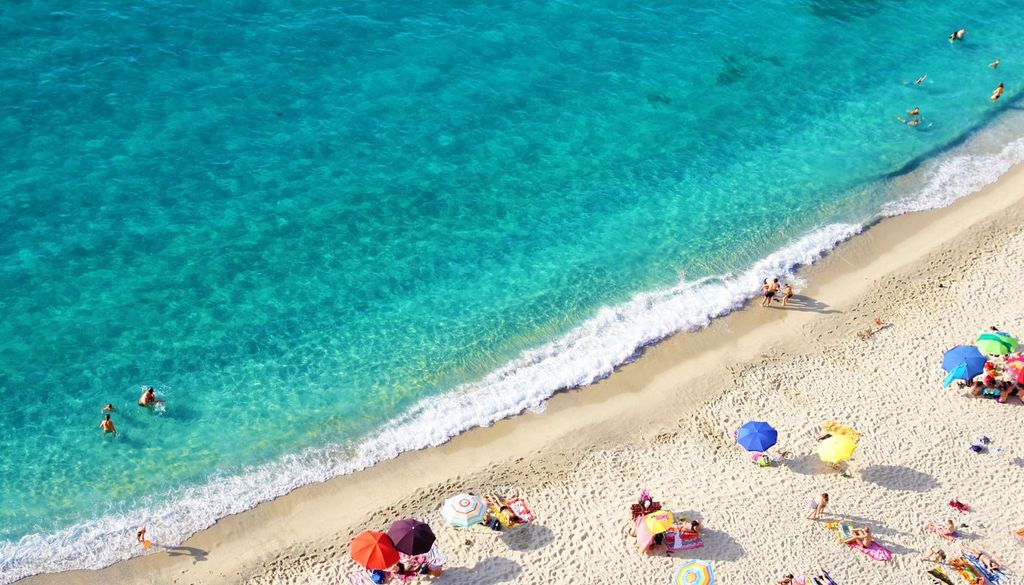 Algunas de las playas más espectaculares de España han recibido este año la bandera negra de Ecologistas en Acción