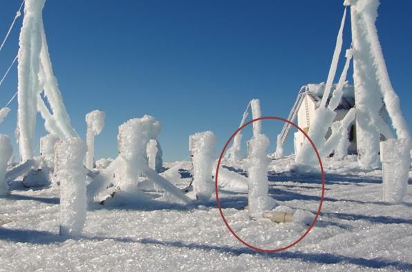 En el interior del óvalo rojo, pluviómetro de niebla roto por el peso del hielo acumulado en el temporal de febrero del 2014. La parte superior, que contiene la rejilla para la captación del agua de niebla y el depósito, está en el suelo.