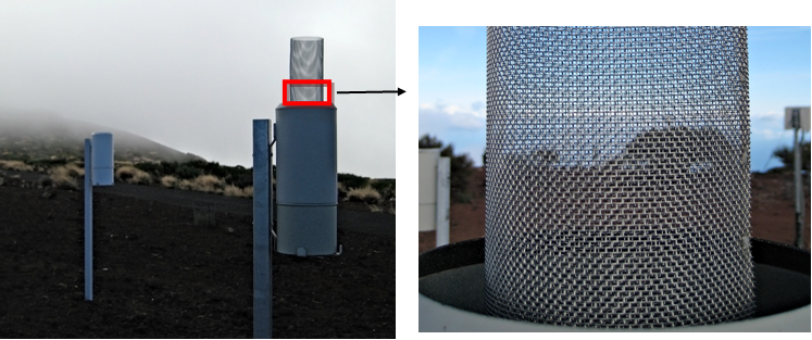 Imagen de la izquierda: en primer plano, pluviómetro Hellmann con la malla cilíndrica preparada para la captación del agua de la niebla. Al fondo, pluviómetro Hellmann convencional utilizado para comparar la precipitación recogida por ambos pluviómetros. Imagen de la derecha: detalle de la malla, cuya trama está formada por cuadrados de 2 mm de lado. Esta malla pretende imitar la captación de las gotitas de niebla a la manera en que lo hace la vegetación.