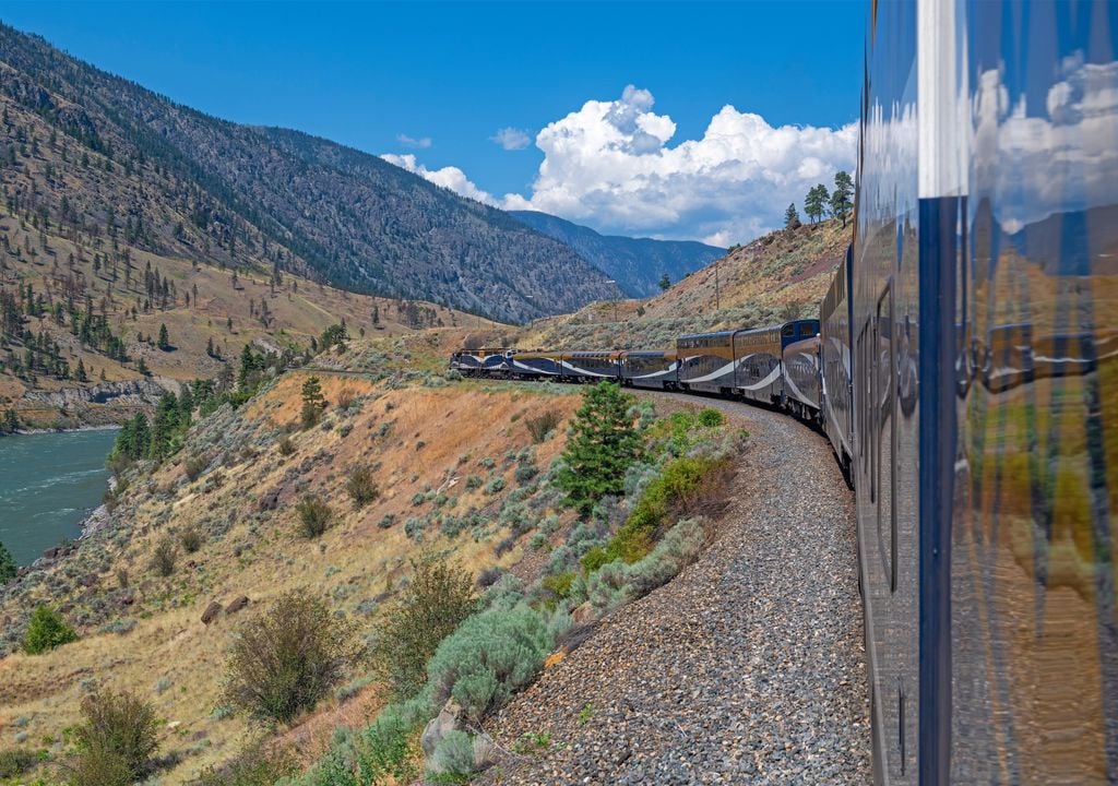 El tren Rocky Mountaineer a lo largo del río Fraser, entre Vancouver y Kamloops en la Columbia Británica, Canadá.