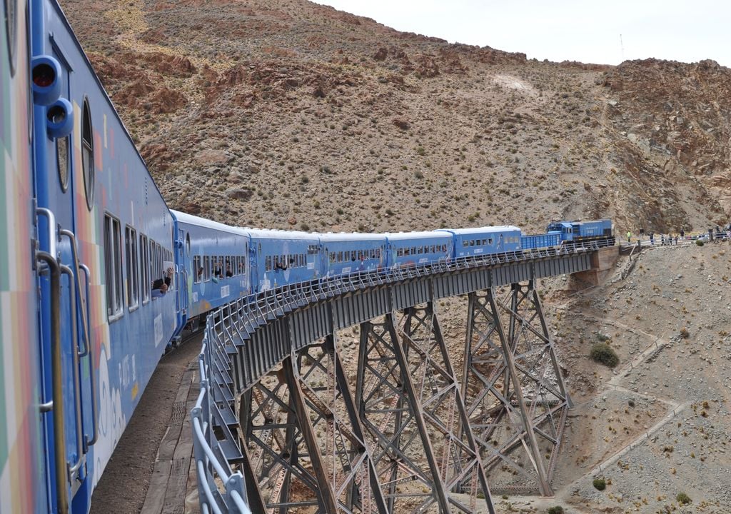 El argentino Tren de las Nubes alcanza una altitud superior a los 4.200 metros.