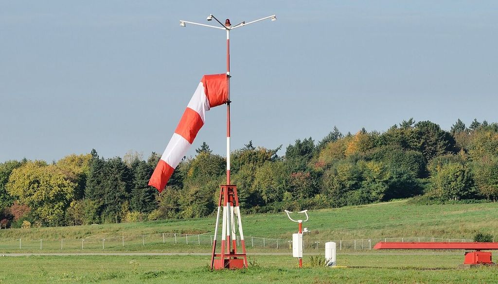 Manga de viento en el aeropuerto de Friburgo (Alemania) en un momento de calma, sin viento. Fuente: Wikimedia