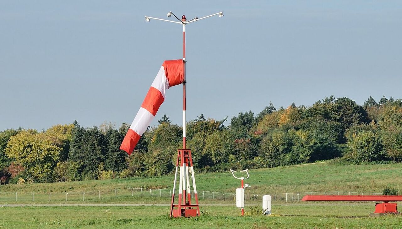 Manga de viento en el aeropuerto de Friburgo (Alemania) en un momento de calma, sin viento. Fuente: Wikimedia