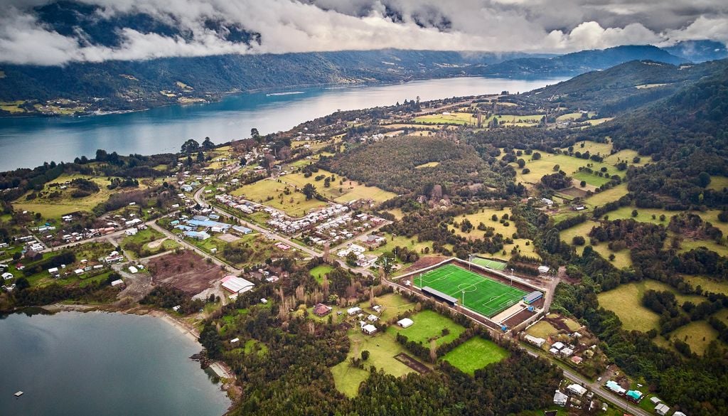 Cochamó, Estuario de Reloncaví, Chile. La localidad de Cochamó se encuentra a orillas del Estuario de Reloncaví.