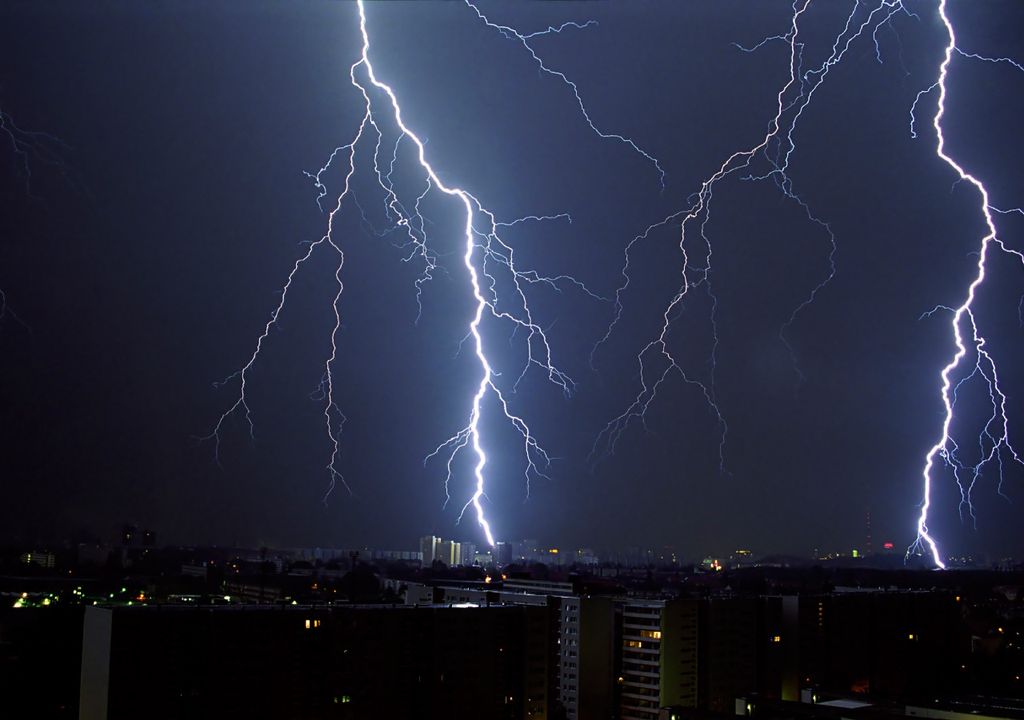 Las tormentas podrían ser localmente intensas a primeras horas de la noche en el litoral occidental de Galicia.