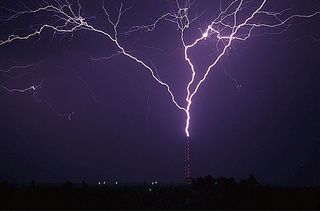Las torres de antenas de móviles atraen a más rayos