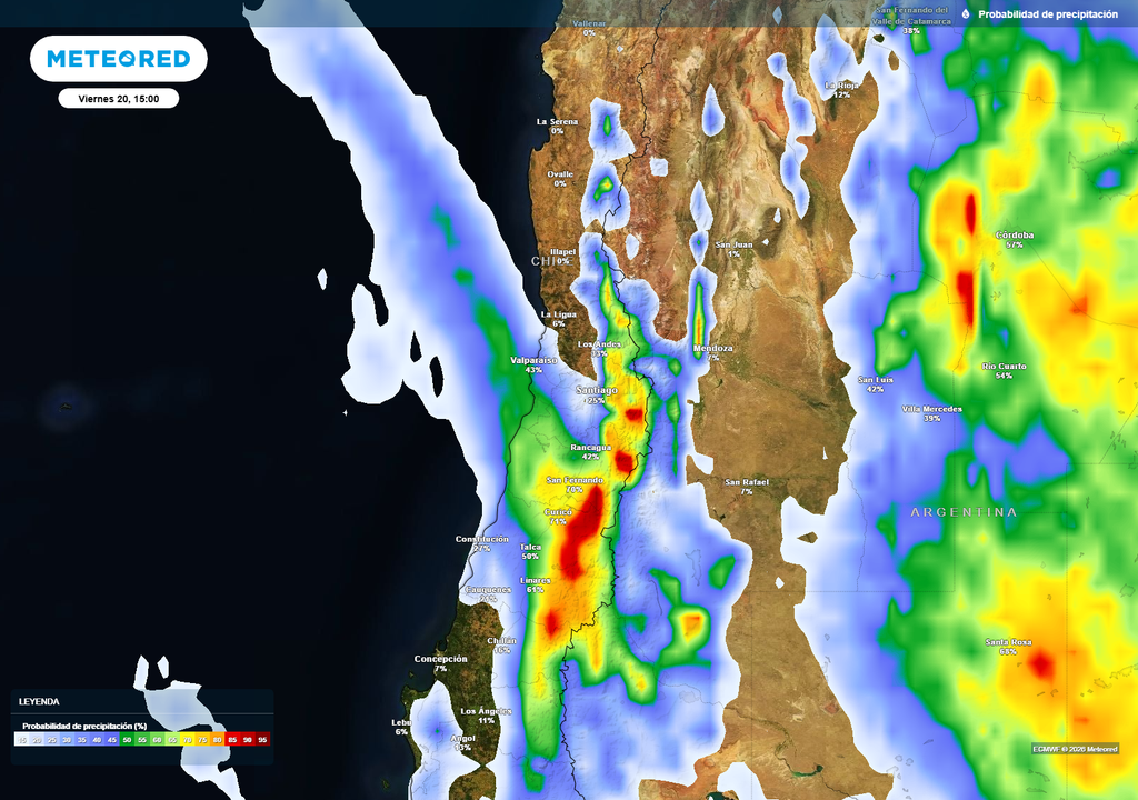 La mayor probabilidad de lluvia se concentra en tonos rojos y naranjos entre Valparaíso, la RM y O’Higgins, especialmente en sectores precordilleranos; hacia Coquimbo predominan colores fríos, indicando baja probabilidad.