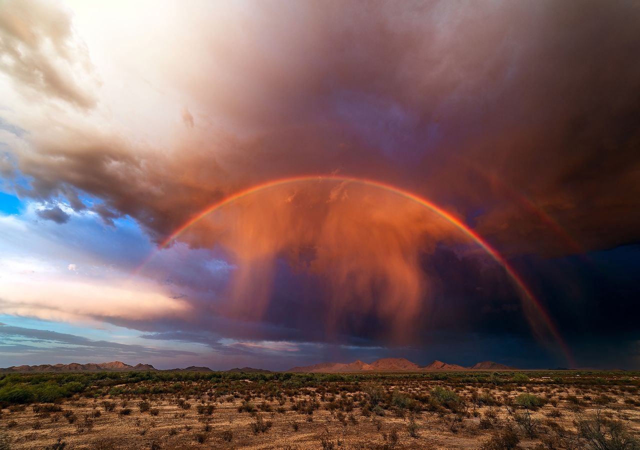 Arco iris con virga anaranjada iluminada por los rayos de sol. ¡Sus colores pueden ser alucinantes!