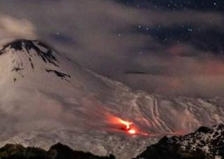 Lava sulla neve, lo spettacolo della nuova eruzione sull'Etna