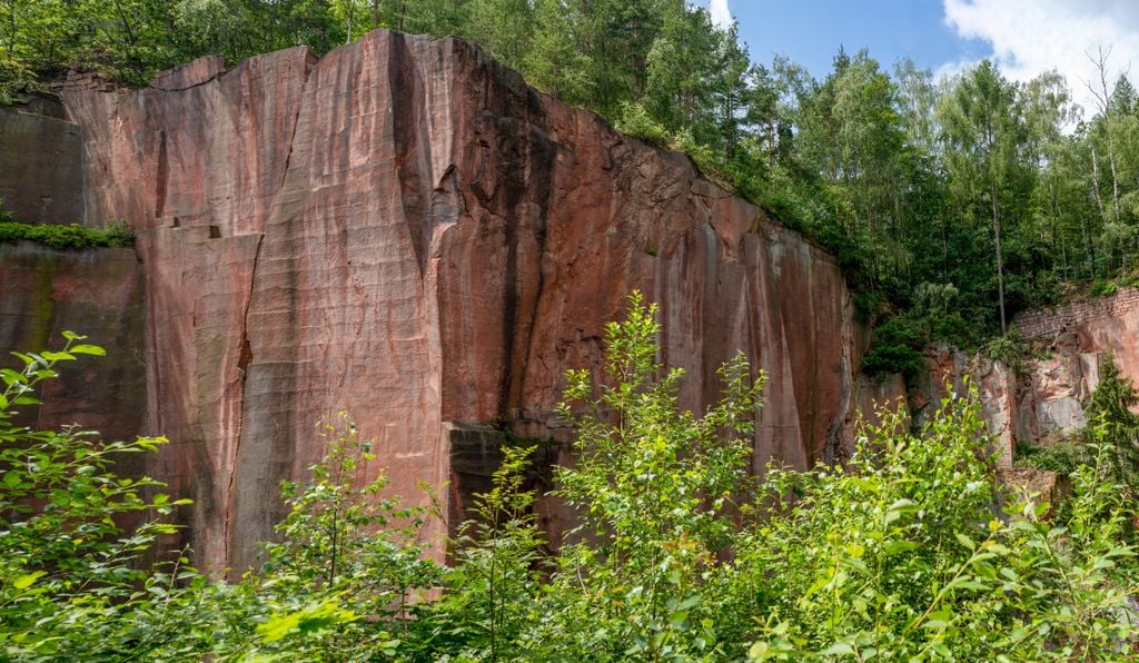 Heute ein Traum für Kletterer: Roter Porphyr-Steinbruch im Geopark bei Leipzig. Foto: Adobe Stock