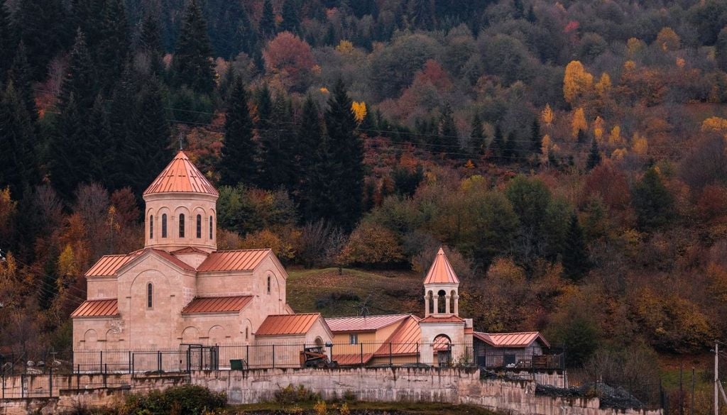 destinazioni emergenti 2027 Un paesaggio autunnale attorno alla città medievale di Mestia, in Georgia - Lloyd Alozie, Pexels.com