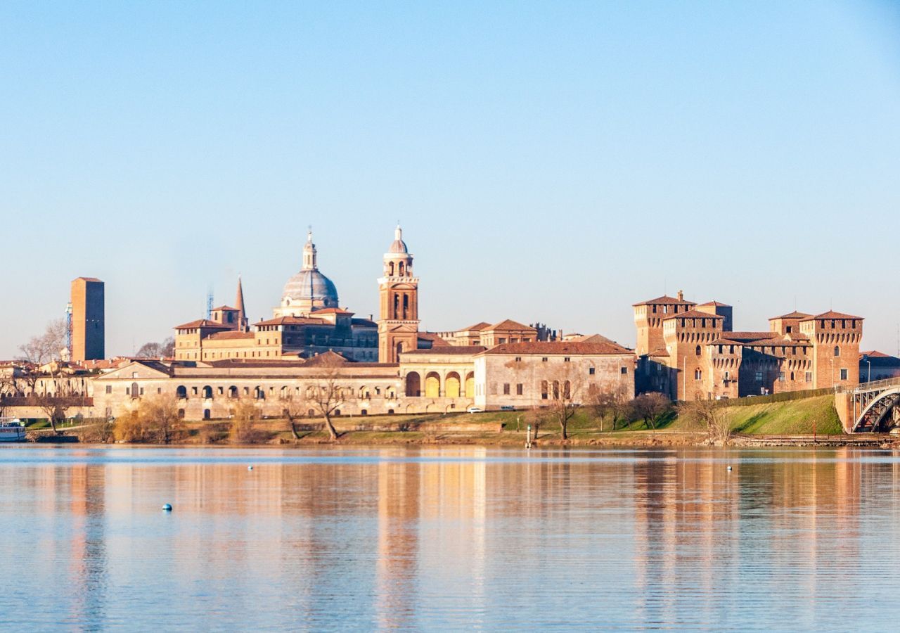 Una veduta panoramica su Mantova, città affacciata su tre laghi