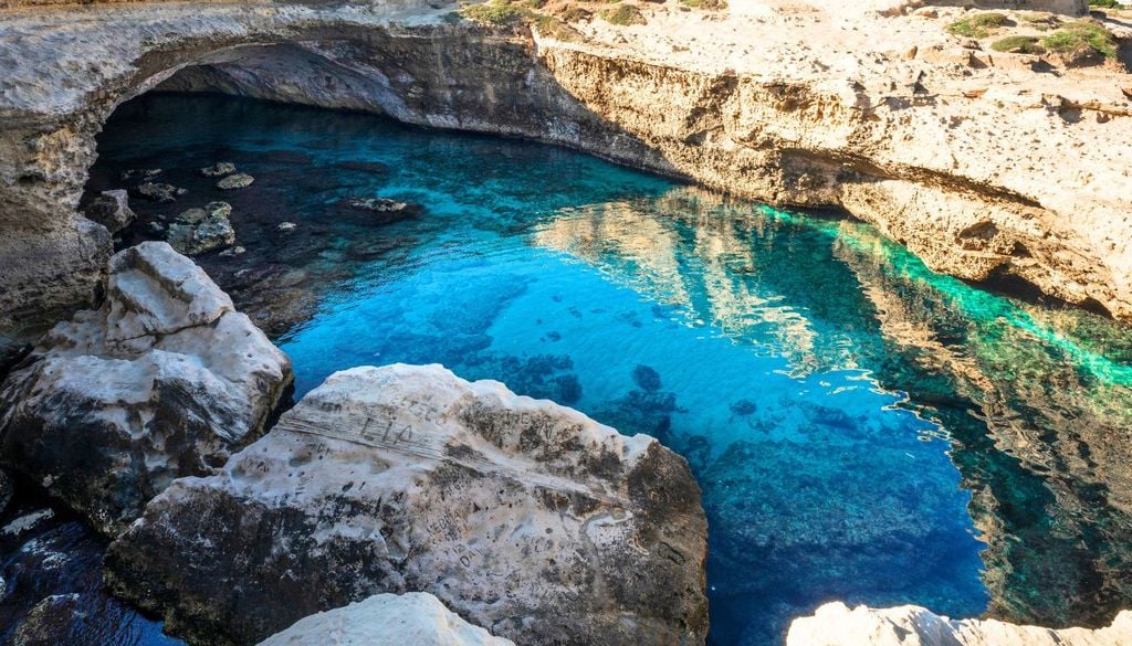 Grotte marine Italia La Grotta della Poesia e la piscina naturale su cui affaccia