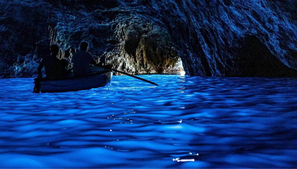 Grotta Azzurra Capri Il blu intenso dell'acqua all'interno della Grotta Azzurra
