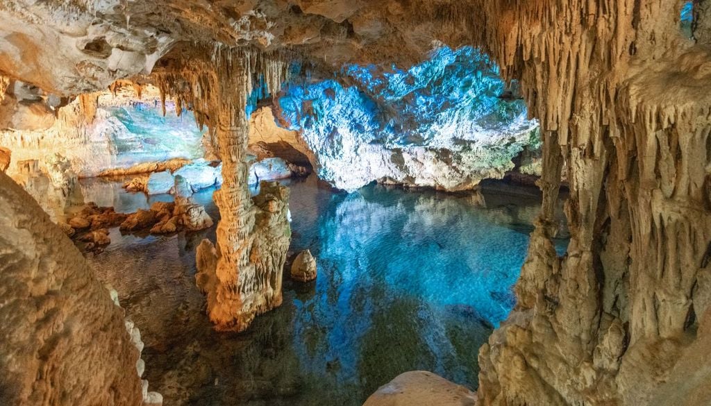 Grotte marine più belle d'Italia Una delle aule della Grotta di Nettuno, in Sardegna