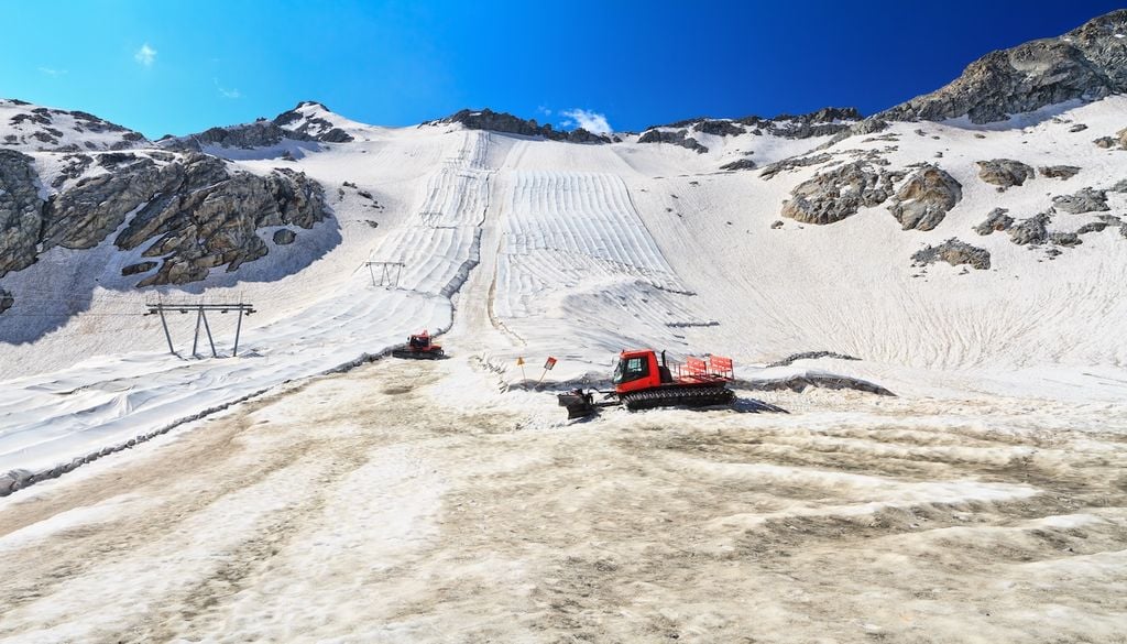 Il Ghiacciaio del Presena, al Passo del Tonale. Fino a non molti anni fa si pratica sci estivo, ora si cerca di salvare il salvabile anche per l'inverno, per poter anticipare la stagione al tardo autunno, tramite l'impiego di teli geotessili.