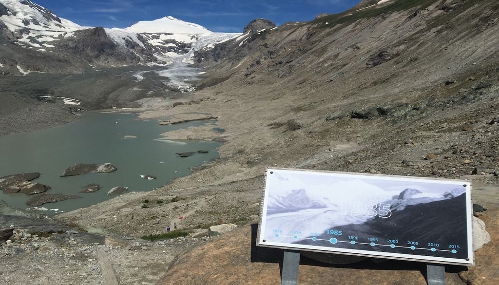 Il Ghiacciaio Pasterze, nel gruppo del Grossglockner, in Austria. Cartelli indicano dove si trovava nel tempo, ormai il ghiaccio è ai limiti del collasso. Foto Luca Lombroso, 2019