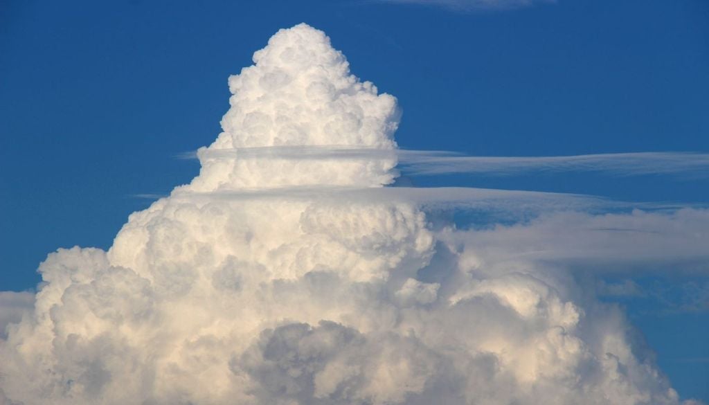 Questi “su e giù” della tropopausa crea delle anomalie che possono essere di due tipi, positive e negative. Le anomalie positive si hanno quando aria della stratosfera (molto secca, fredda e stabile) scende e “invade” la parte alta della troposfera.