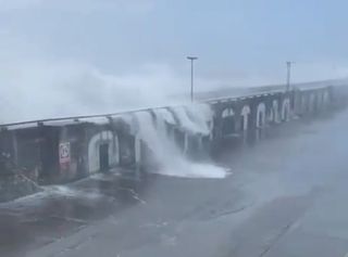 Le Azzorre spazzate dall'uragano Lorenzo: i video