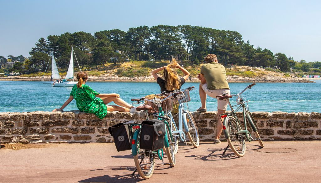 Tourisme en France sur l'île aux Moines en Bretagne dans le golfe du Morbihan. Tourisme en France sur l'île aux Moines en Bretagne dans le golfe du Morbihan.