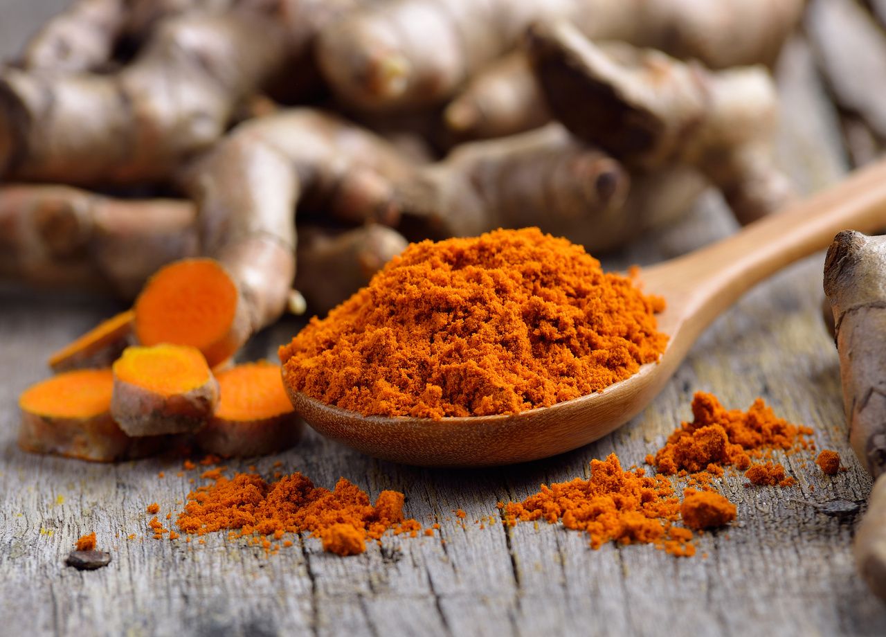 Racine et poudre de curcuma.