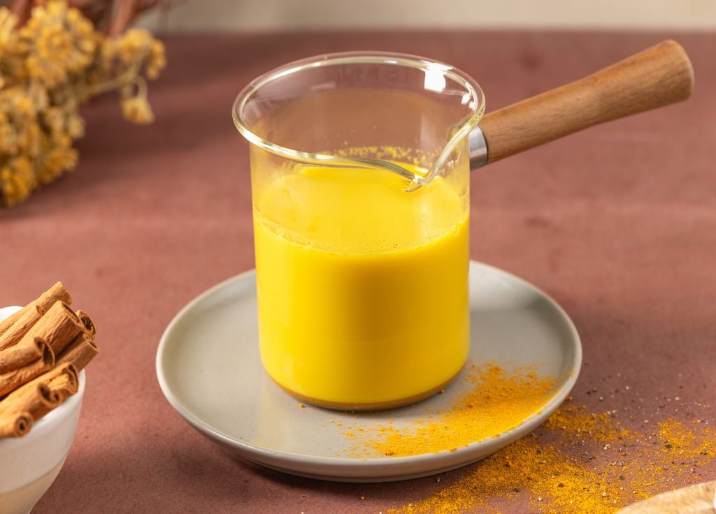 Le golden latte ou golden milk, une boisson réconfortante aux multiples vertus.