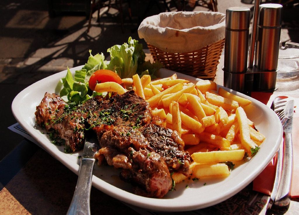 Steak frites salade. Steak frites salade.