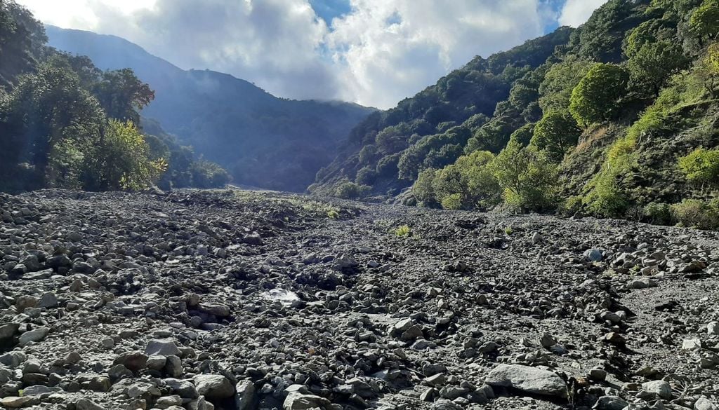 Fiumara. Ecco il tipico letto di una fiumara, nel territorio di Fiumedinisi, in provincia di Messina. Si nota l'ampio letto e i ciottoli portati dalle piene stagionali.