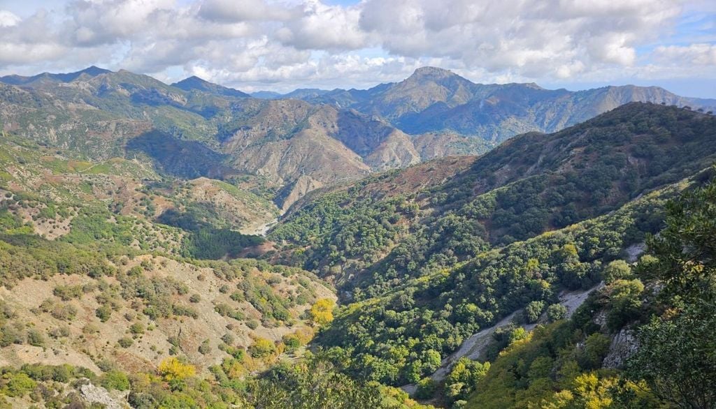 Fiumare, Sicilia. La nascita di alcune fiumare lungo i pendii orientali dei Monti Peloritani, dove viene raccolta tutta l'acqua che cade a monte.