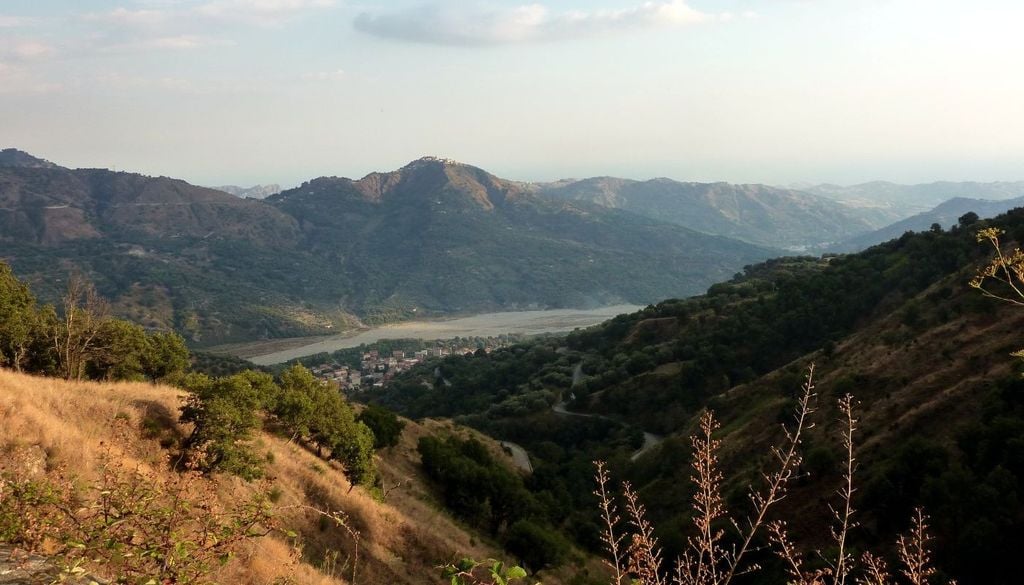 Fiumare, Calabria. Ecco l'ampio letto della fiumara di Melito, lungo il versante orientale dell'Aspromonte, in provincia di Reggio Calabria.