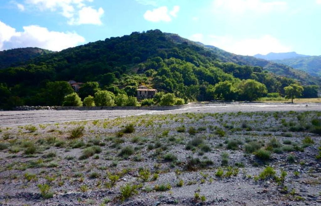 Fiumare. Fiumara del Patrì nella valle di Fondachelli-Fantina tra i monti Peloritani in Sicilia. Fonte immagine Wikipedia.