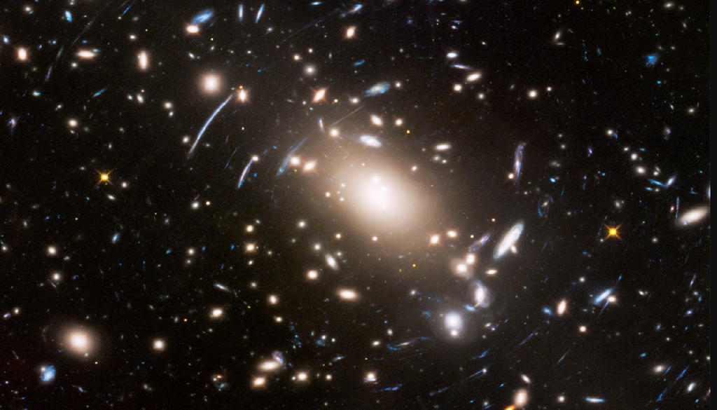 Immagine della lente gravitazionale prodotta dall'ammasso di galassie Abell S1063. Credit: Hubble Space Telescope - NASA, ESA, and J. Lotz (STScI)