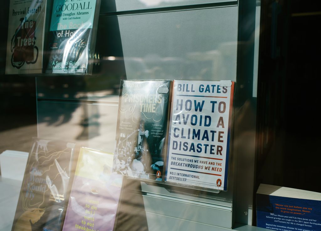 Strasbourg, France – 28 octobre 2022 : Le livre de Bill Gates, « Comment éviter une catastrophe climatique », est présenté en vitrine. Strasbourg, France – 28 octobre 2022 : Le livre de Bill Gates, « Comment éviter une catastrophe climatique », est présenté en vitrine.